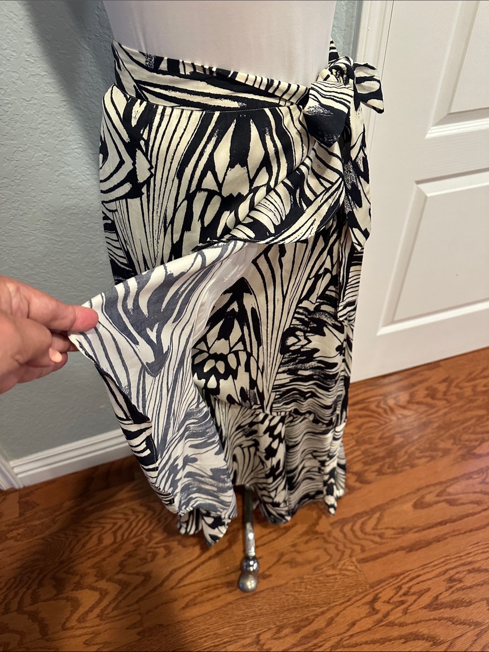 Anthropologie Maeve Sz Medium Black and White Abstract Tie-Wrap Midi Skirt - Picture 2 of 8